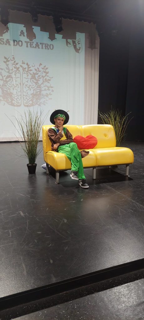 WhatsApp-Image-2026-05-25-at-15.58.49-2-462x1024 XXV.ª Mostra de Teatro, do concelho da Amadora - Socorro…estou a crescer! - Uma Parábola com Pais e Filhos