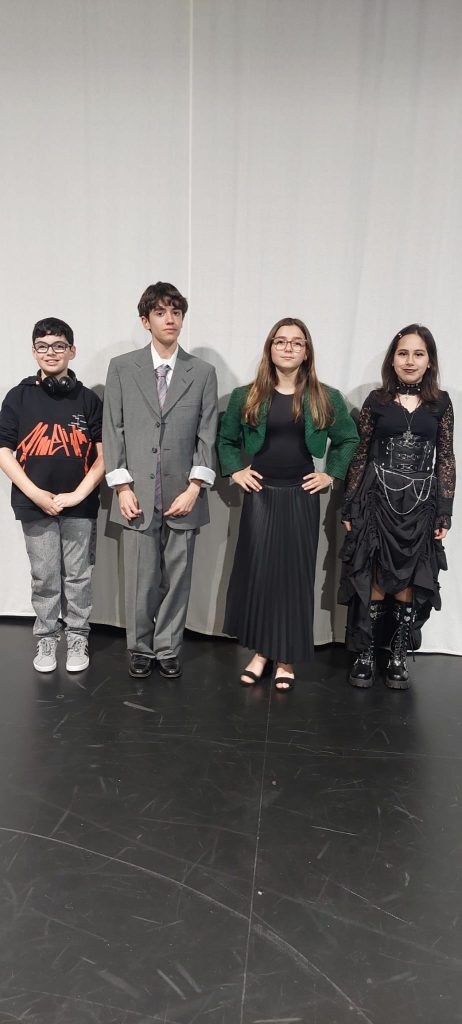 WhatsApp-Image-2026-05-25-at-15.58.49-3-1-462x1024 XXV.ª Mostra de Teatro, do concelho da Amadora - Socorro…estou a crescer! - Uma Parábola com Pais e Filhos