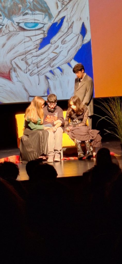 WhatsApp-Image-2026-05-25-at-15.58.54-2-473x1024 XXV.ª Mostra de Teatro, do concelho da Amadora - Socorro…estou a crescer! - Uma Parábola com Pais e Filhos