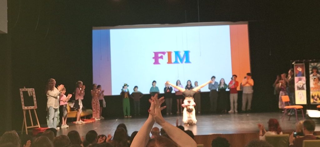 WhatsApp-Image-2026-05-25-at-15.58.54-3-1-1024x473 XXV.ª Mostra de Teatro, do concelho da Amadora - Socorro…estou a crescer! - Uma Parábola com Pais e Filhos
