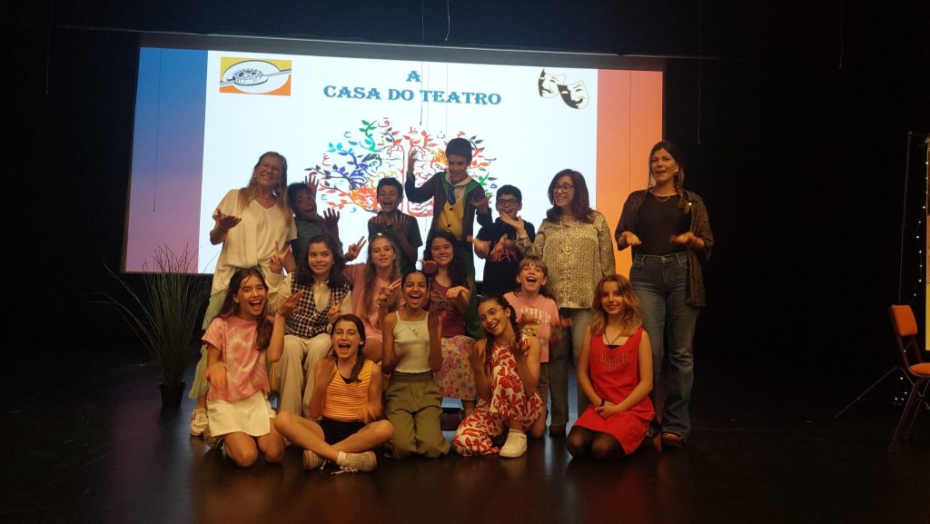 WhatsApp-Image-2026-05-25-at-15.58.55-1024x577 XXV.ª Mostra de Teatro, do concelho da Amadora - Socorro…estou a crescer! - Uma Parábola com Pais e Filhos