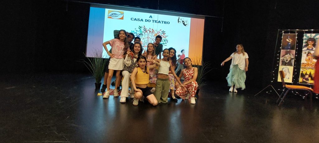 WhatsApp-Image-2026-05-25-at-15.58.55-3-1024x461 XXV.ª Mostra de Teatro, do concelho da Amadora - Socorro…estou a crescer! - Uma Parábola com Pais e Filhos