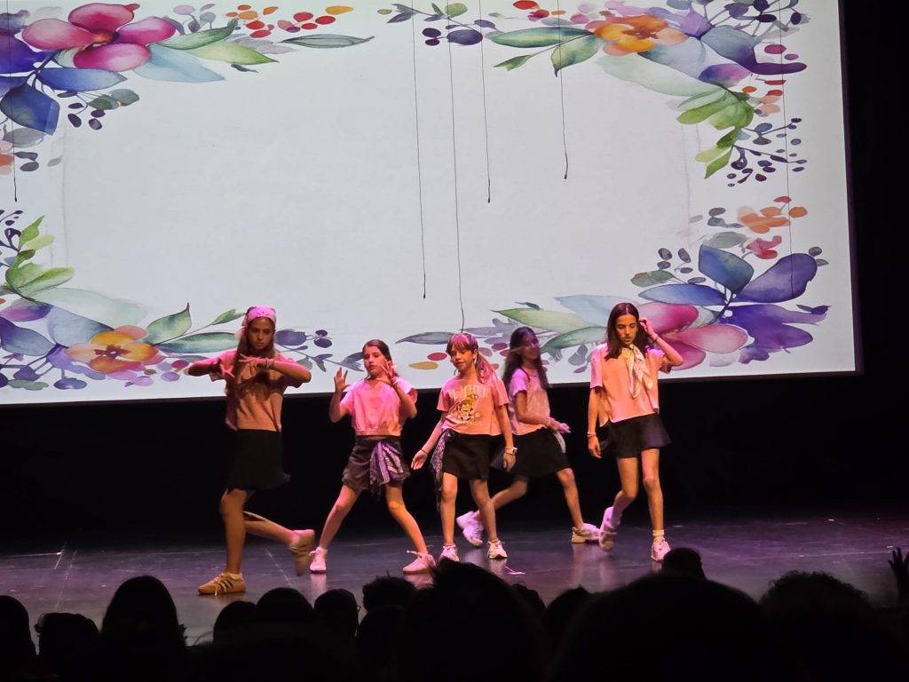 WhatsApp-Image-2026-05-25-at-15.58.55-8-1024x768 XXV.ª Mostra de Teatro, do concelho da Amadora - Socorro…estou a crescer! - Uma Parábola com Pais e Filhos