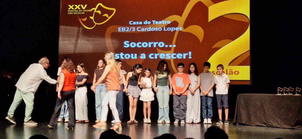 WhatsApp-Image-2026-05-25-at-16.00.21-1-1024x473 XXV.ª Mostra de Teatro, do concelho da Amadora - Socorro…estou a crescer! - Uma Parábola com Pais e Filhos
