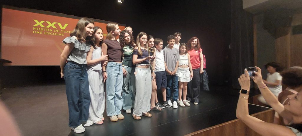 WhatsApp-Image-2026-05-25-at-16.00.23-8-1024x461 XXV.ª Mostra de Teatro, do concelho da Amadora - Socorro…estou a crescer! - Uma Parábola com Pais e Filhos